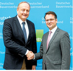Andreas Feicht aus dem Bundeswirtschaftsministerium (r.) mit DBV-Präsident Joachim Rukwied.