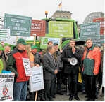 Im Rahmen der Demonstration vor dem Bundestagsgebäude wurde Abgeordneten eine Resolution übergeben.