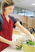 Maren Gotter beim Anrichten ihres Salat to go". Am Ende hat es für die Auszubildende der ländlichen Hauswirtschaft für den ersten Platz gereicht.