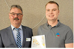 Großes Lob Neuer Meister Fabian Schöwe (r.) mit Vize-Vorsitzendem Helmut Eberle.
