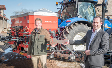  Erfolgreiche bergabe: Wilfried Mller (Geschftsfhrer RAUCH Landmaschinenfabrik GmbH, rechts) bergibt Jobst Gdeke (Leiter PraxisLabor Digitaler Ackerbau) vor der LWK-Versuchsstation in Schickelsheim (Knigslutter/ Kreis Helmstedt) den symbolischen Schlssel fr den innovativen Pneumatik-Dngerstreuer.