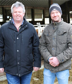 Gerhard Fassnacht (links) mit Landwirt Benjamin Blaich, der seinen Hof bei der Kreisbereisung vorstellte.