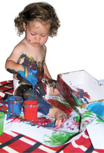 Malen, Matschen, Drucken Kinder lieben es. Also rein in den Malkittel oder runter mit der (guten) Kleidung.