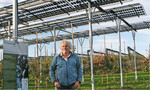 Dr. Ulrich Mayr betreut die Agri-PV-Anlage auf dem Obsthof Bernhard in Kressbronn wissenschaftlich.