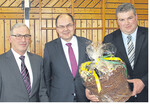 Mit regionalen Produkten bedanken sich die Kreisvorsitzenden Wilhelm Schöndienst (links, Tuttlingen) und Manfred Haas (rechts, Rottweil) bei Bundeslandwirtschaftsminister Christian Schmidt.