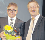 Ein Dankeschön für den Gastredner des Tettnanger Bauerntags, Guido Wolf (l.), vom Kreisvorsitzenden Dieter Mainberger.