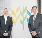 Der wiedergewählter Vorsitzende des Bauernverbands Heilbronn-Ludwigsburg e. V., Eberhard Zucker (rechts), dankte Nico Rose, Agro-Sat Consulting, für seinen Fachvortrag über die Möglichkeiten des Precision Farming in der Landwirtschaft.