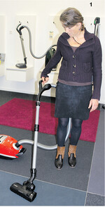 Ob Sie mit einem Staubsauger mit Handgriff bequemer arbeiten, sollten Sie ausprobieren, wie Anette Kreiselmeyer zeigt. Bei teureren Modellen lässt sich die Saugkraft an diesem Griff per Fingertipp regulieren.