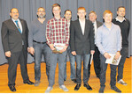 Für gute Leistungen geehrt: Die Jahrgangsbesten Markus Motzke, Tobias Schick, Alexander Kaufmann (vorne, v. l.) mit ihren Ausbildern von den Firmen BayWa AG Nufringen, BayWa AG Remseck und Schmidt GmbH Herbrechtingen sowie dem Vorsitzenden des Gesellenprüfungsausschusses Karl Heinz Wöger (hinten links) und dem Landesinnungsmeister Kurt Neuscheler (hinten 2. v. r.).