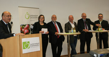 In einer Diskussionsrunde legten Landtagsabgeordnete ihre Position zur Politik fr den Obstbau dar: (v. l.) LVEO-Prsident Franz Josef Mller, Moderatorin Ariane Amstutz, Ernst Kopp (SPD), Martin Hahn (Grne), Dr. Friedrich Bullinger (FDP) und Karl Rombach (CDU). 