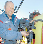 Landmaschinenmechaniker Lothar Löffer ist bei der Firma Agrom mit Hauptsitz in Riedhausen (Landkreis Ravensburg) der Spezialist für die Spitzenprüfung und leitet die Filiale in Uttenweiler. Sein Tipp: Vor der Fahrt zur Gerätekontrolle die Spritze auf dem Hof durchchecken. Dazu gehört, nach Ablassen des Frostschutzmittels und einer Spülung auf einer freien Fläche oder auf einem Waschplatz, die Spritze mit Wasser zu befüllen und eine Dichtigkeitskontrolle bei Maximal- und Arbeitsdruck durchzuführen. Dabei werden die Teilbreiten durchgeschaltet. Ein Nachtropfen beim Abschalten darf nicht sein, ebenso darf der Arbeitsdruck nicht schwanken. Außerdem sollte man die Gängigkeit der Ventile der Druckverstellung prüfen (siehe auch Abb. 9). Bei älteren Spritzen sind diese häufig in Metall ausgeführt und können dann auch mal festgerostet sein. Zum Hofcheck zählen ferner die Beleuchtungseinrichtung sowie die Zapfwelle. Letztere muss über einen beidseitigen Schutz samt Befestigungsketten verfügen. Außerdem muss eine Ablegemöglichkeit für die Gelenkwelle – zum Beispiel ein S-Bügel – vorhanden sein, wenn diese nicht benötigt wird. Die Ketten des Gelenkwellenschutzes dürfen hierfür nicht verwendet werden.