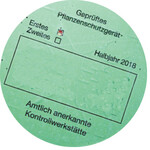 Die grünen Plaketten an Spritz- und Sprühgeräten verlieren 2018 ihre Gültigkeit. Die neue Plakettenfarbe ist aktuell gelb, die dann bis zum Jahr 2021 gilt.