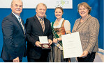 Die Silbermedaille des Bundesministers Christian Schmidt an Hubert Kling (2. v. l.) für die Sorte Herkules überreichten (v. r.) Dr. Katharina Böttcher, Abteilungsleiterin im Bundesministerium für Ernährung und Landwirtschaft, die Hallertauer Hopfenkönigin Theresa Zieglmeier sowie Dr. Johann Pichlmaier, Präsident des Verbandes Deutscher Hopfenpflanzer.