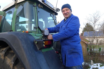  In einem Praxisversuch haben wir mit Untersttzung durch Fachoberlehrer Elmar Branz (Foto) aus Biberach einen Fendt 822 Favorit, Baujahr 1998, mit einem Hella-Markenprodukt und einem Fernost-Billigangebot aus dem Internet umgerstet und deren Ausleuchtung verglichen.