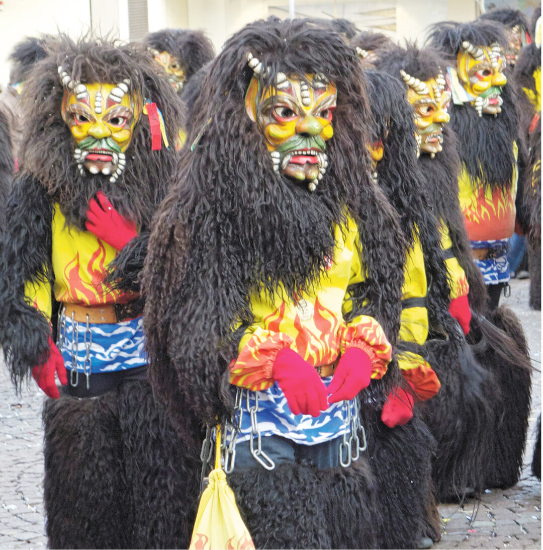 Der Seegrendl aus Friedrichshafen ist eine Dämonen-Figur der Alemannischen Fasnet, die vom 6. Januar bis Aschermittwoch dauert. Für sein Häs wird das Fell von vier bis fünf Schafen benötigt.