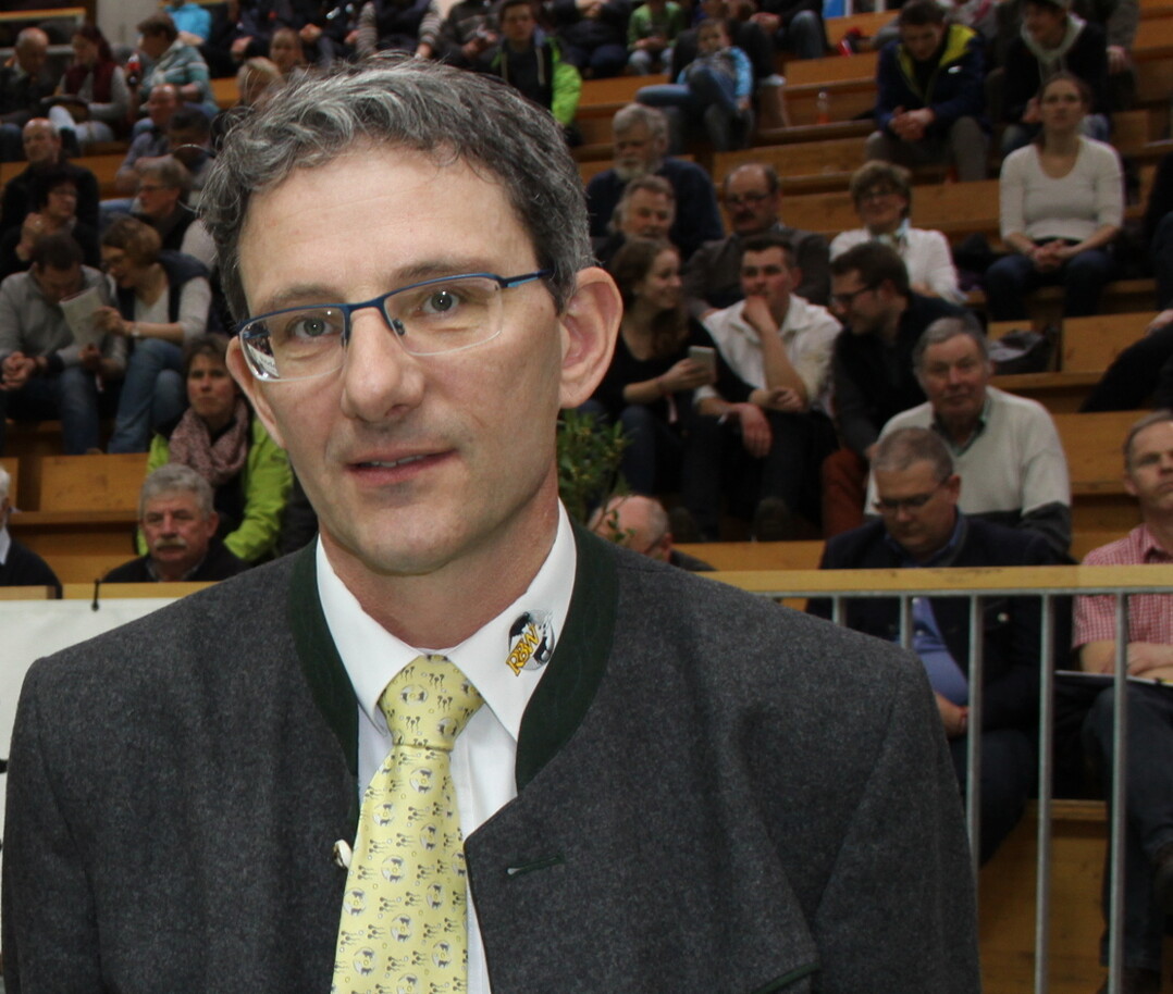 Dr. Alfred Weidele, Geschftsfhrer der Rinderunion Baden-Wrttemberg (RBW), setzt auf die Zucht genetisch hornloser Klber, um den Tieren den Eingriff zu ersparen. Nicht zuletzt sinkt das Unfallrisiko fr die Tierhalter.