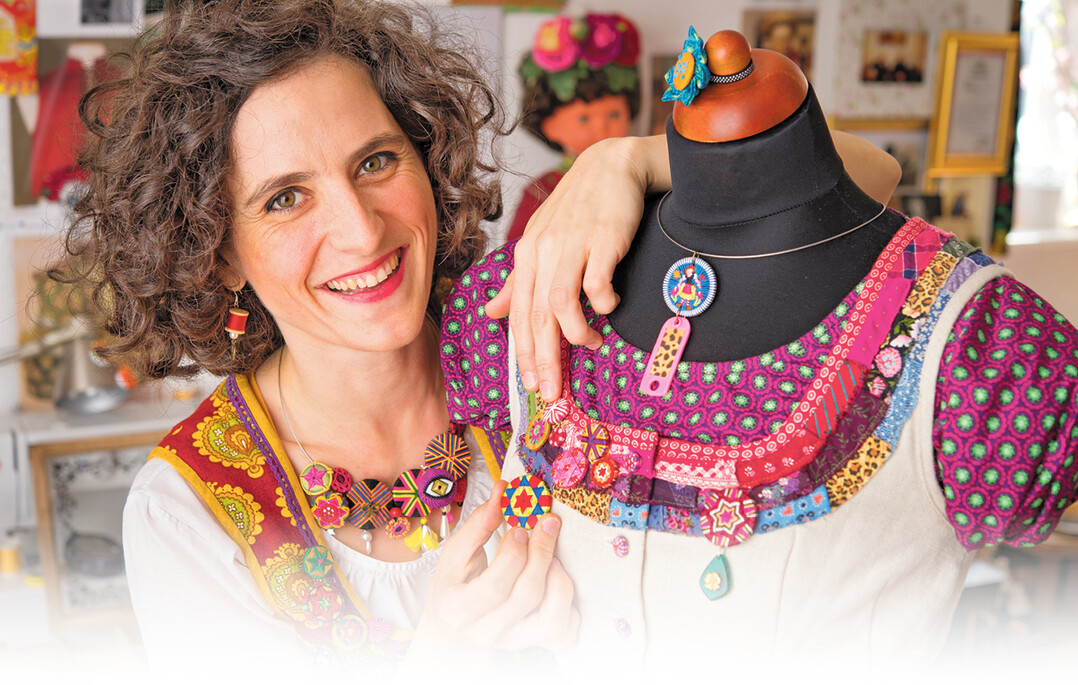 Sandra-Janine Müller gestaltet seit 2010 mit ihrem Modelabel Trachtenpunk und mit der Posamentenknopf-Manufaktur ihre Welt kunterbunt. Sie hat Volkskunde studiert, ist Maßschneiderin und Mitarbeiterin bei der Trachtenkulturberatung Schwaben.