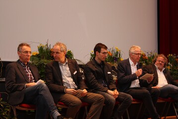 Die Referenten des Baden-Wrttembergischen Pflanzenschutztags diskutieren mit den Besuchern in Bad Mergentheim: v. l. Michael Lenz, Hartmut Lindner, Theodor Bender, Dr. Friedrich Merz und Prof. Ralf Thomas Vgele.
