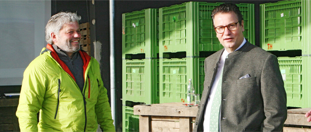 Zum Austausch über Sorgen und Nöte der Obstbauern am Bodensee kam Landwirtschaftsminister Peter Hauk (r.) auf den Obsthof von Thomas Heilig in Bavendorf.