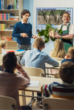 Landwirtinnen und Landwirte berichten im Klassenzimmer über Lebensmittelerzeugung.