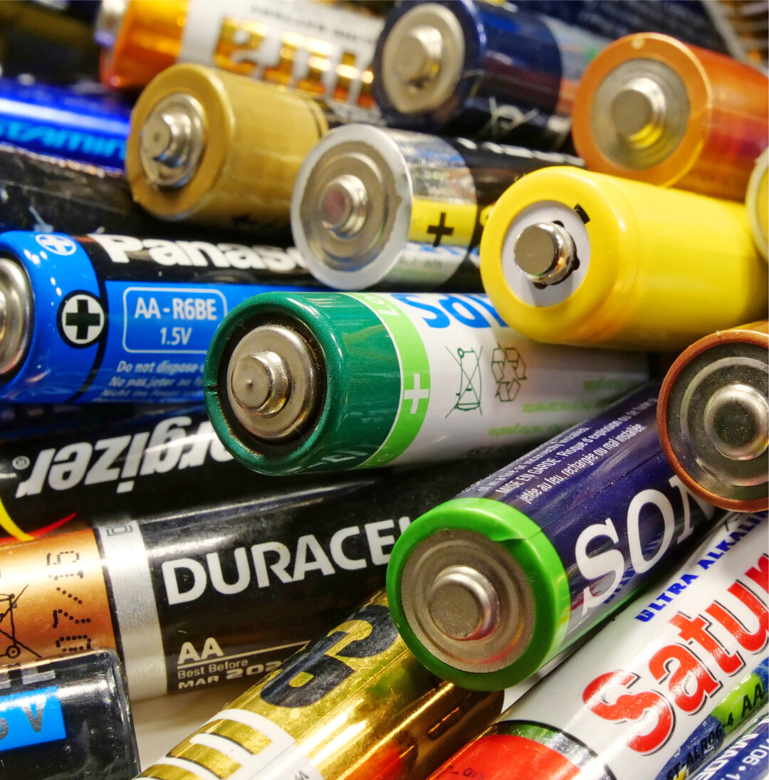 Altbatterien: Nur knapp die Hlfte landet in der Wiederverwertung Die Fernbedienung will nicht mehr, der Wecker auf dem Nachttisch hat den Geist aufgegeben und das kleine Spielzeugauto hupt nicht mehr. Batterien leer. Fix die alten raus und neue rein. Gewechselt sind die Energietrger schnell, aber sie sollten nicht im gleichen Handgriff direkt in den Mlleimer fliegen, denn. Zum einen, weil sie gesundheits- und umweltgefhrdende Stoffe wie Quecksilber, Cadmium und Blei enthalten, zum anderen, weil Wertstoffe wie Stahl, Zink, Aluminium und Silber recycelt werden knnen. Im Jahr 2021 wurden laut Umweltbundesamt 48,2 Prozent der in Verkehr gebrachten Batterien der Wiederverwendung zugefhrt. Fr die EU-Auflagen ist das ausreichend, aber aus Sicht von Umweltschutz und Nachhaltigkeit geht das noch besser. Dabei ist die Entsorgung kein groer Aufwand, denn Sammelboxen gibt es an vielen Stellen: Beispielsweise beim Discounter, im Drogeriemarkt oder im Baumarkt (meist nach den Kassen) und natrlich auch bei Wertstoffhfen sind sie zu finden. mi