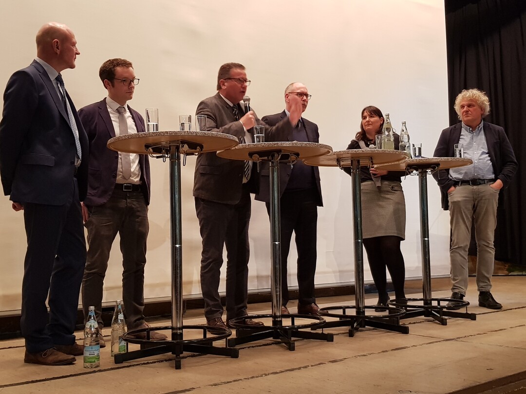 Unter Moderation von Pressesprecherin Isabel Kling (2. v. r.) standen Dr. Christian Scheer, Michael Glaser, Landwirtschaftsminister Hauk, Dr. Konrad Rhl und Dr. Ulrich Mayr den Landwirten Rede und Antwort. 