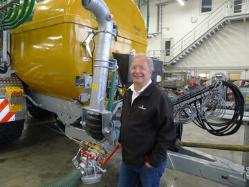 Bevor ein Gllefasswagen das Werk verlsst, wird er mit Wasser befllt und durchluft einen letzten Funktionscheck, wie Sebastian Zunhammer erklrt.