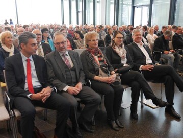 Wer ernhrt zuknftig wie die Welt? Hierber sprach am 16. Februar 2018 beim Kreisbauerntag im Alfred-Krcher-Auditorium in Winnenden konomie-Professor Matin Qaim (links). Daneben (von links): LBV-Vizeprsident Klaus Mugele mit Ehefrau und Tochter sowie Krcher-Vorstandsvorsitzender Hartmut Jenner.