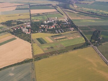 Das Internationale DLG-Pflanzenbauzentrum IPZ in Bernburg-Strenzfeld aus der Luft.