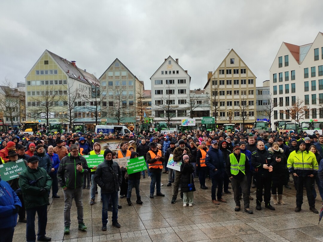 Die Redner machten auf der Bauernkundgebung ihrem rger gegen die Politik der Bundesregierung Luft. Dafr gab es viel Applaus von den Teilnehmern der Demonstration.