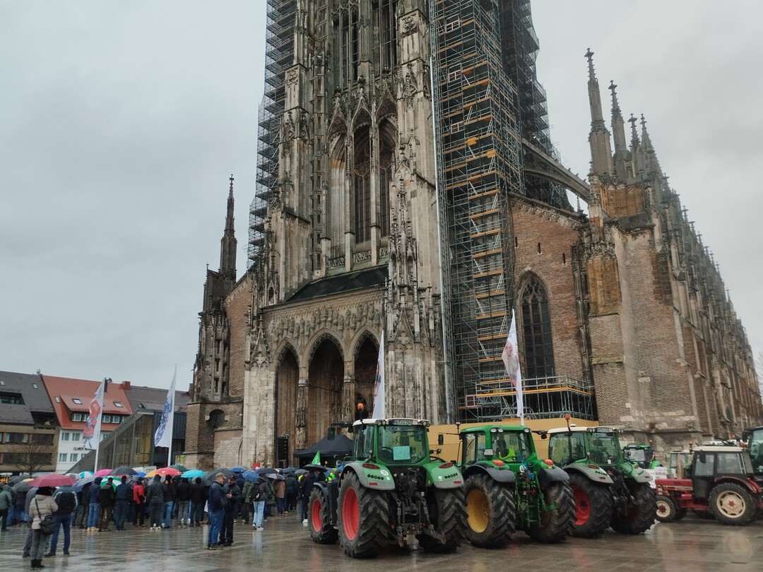 Eskortiert von über 40 Traktoren versammelten sich am vorvergangenen Freitag rund 1000 Menschen auf dem Münsterplatz in Ulm.