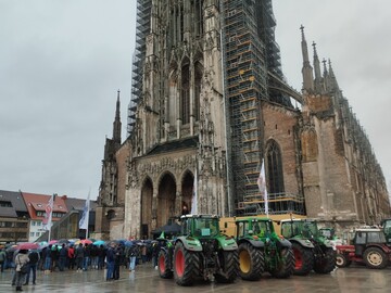 Eskortiert von ber 40 Traktoren versammelten sich am vorvergangenen Freitag rund 1000 Menschen auf dem Mnsterplatz in Ulm.
