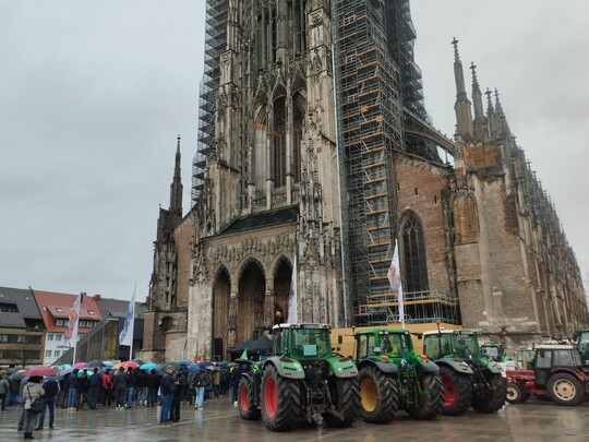 Eskortiert von ber 40 Traktoren versammelten sich am vorvergangenen Freitag rund 1000 Menschen auf dem Mnsterplatz in Ulm.