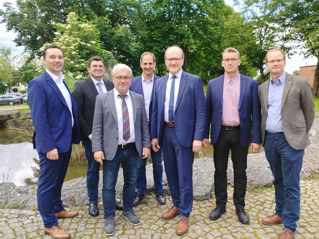 Sich knftig gemeinsam fr den Erhalt der Herdbuchzucht in Ostdeutschland stark machen. Das wollen (v. l.): Dr. Raffael Wesoly, SZV-Geschftsfhrer, Albrecht Weber, SZV-Zuchtleiter German Pietrain, Torsten Roder, HSZV-Vorstandsvorsitzender, Tobias Peter, SZV-Vizeprsident, Hans-Benno Wichert, SZV-Prsident, Jrgen Rohwer, SZV-Vizeprsident, und Christian Schmoll, HSZV-Geschftsfhrer. | Foto: Ast