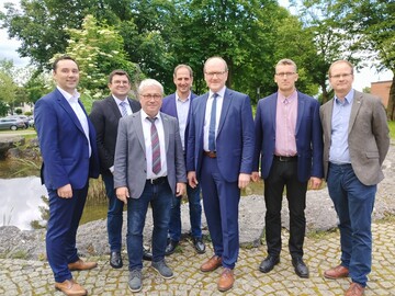 Sich knftig gemeinsam fr den Erhalt der Herdbuchzucht in Ostdeutschland stark machen. Das wollen (v. l.): Dr. Raffael Wesoly, SZV-Geschftsfhrer, Albrecht Weber, SZV-Zuchtleiter German Pietrain, Torsten Roder, HSZV-Vorstandsvorsitzender, Tobias Peter, SZV-Vizeprsident, Hans-Benno Wichert, SZV-Prsident, Jrgen Rohwer, SZV-Vizeprsident, und Christian Schmoll, HSZV-Geschftsfhrer. | Foto: Ast