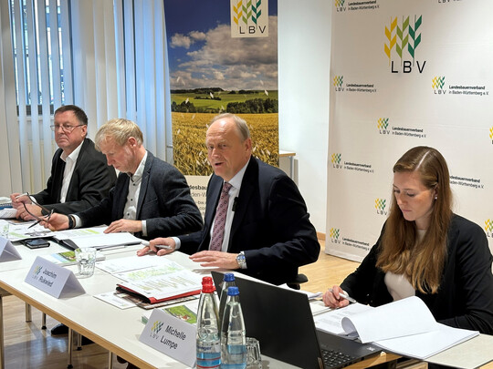 Pressekonferenz im Landesbauernverband in Baden-Wrttemberg (v. l.): Horst Wenk, stellvertretender Geschftsfhrer im LBV, LBV-Hauptgeschftsfhrer Marco Eberle, LBV-Prsident Joachim Rukwied und LBV-Referentin Michelle Lumpe.
