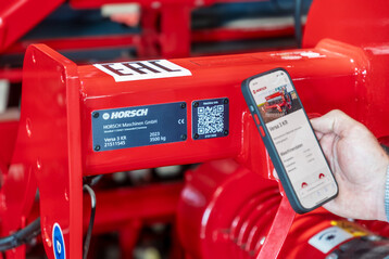 Ein QR-Code an der Maschine ermglicht das Abrufen von Daten.