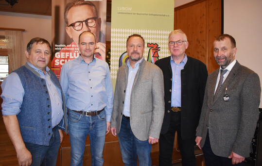Die Geflgelhalter gehen mit ihrem Vorstand gemeinsam in die Zukunft (v. r.) 1. Vorsitzender Robert Schmack, 2. Vorsitzender Michael Hsch, Leonhard Moser, Markus Huber und Bernhard Schedl. 