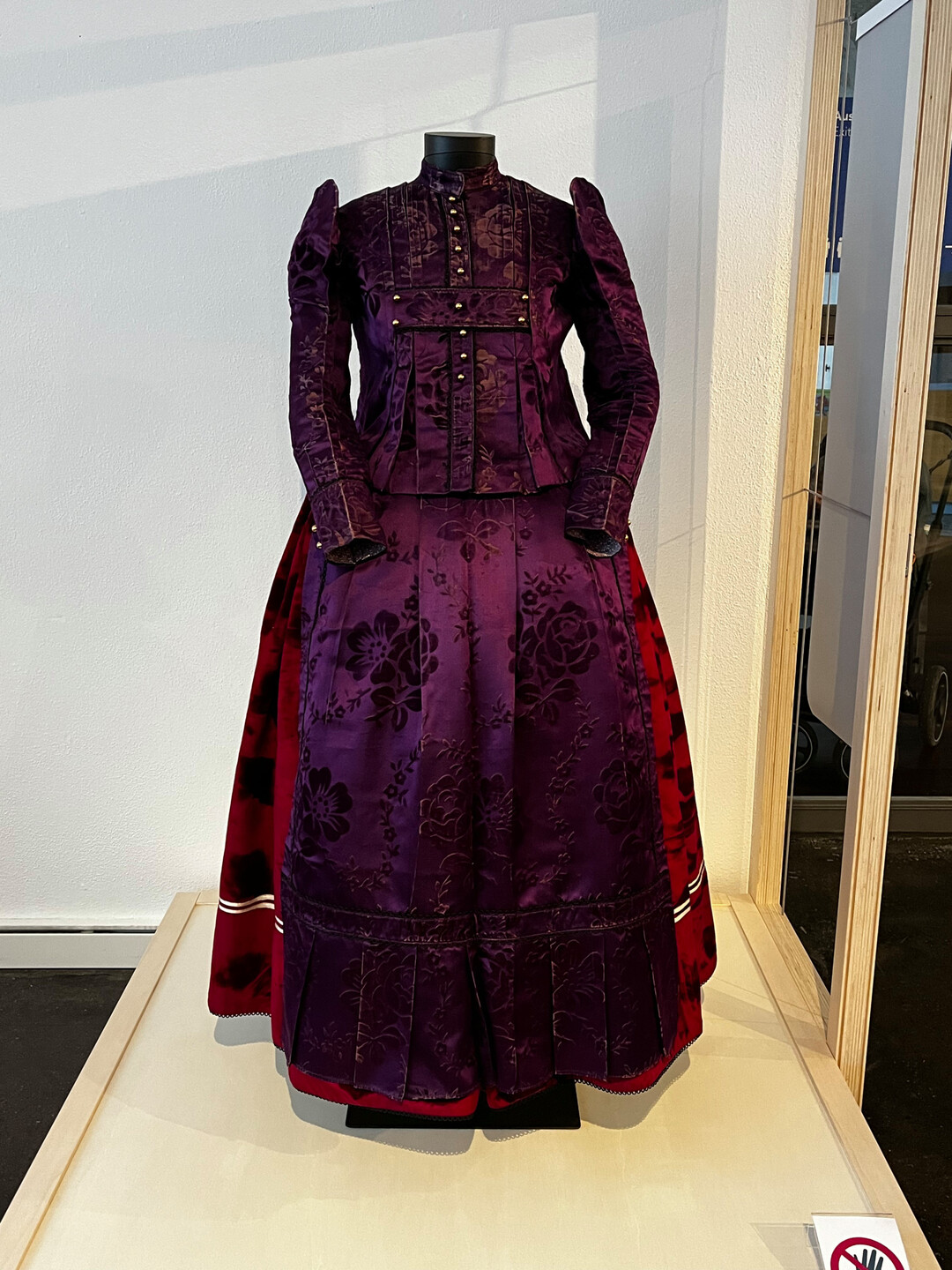 Plschsamtkleid von Katharina Burger.