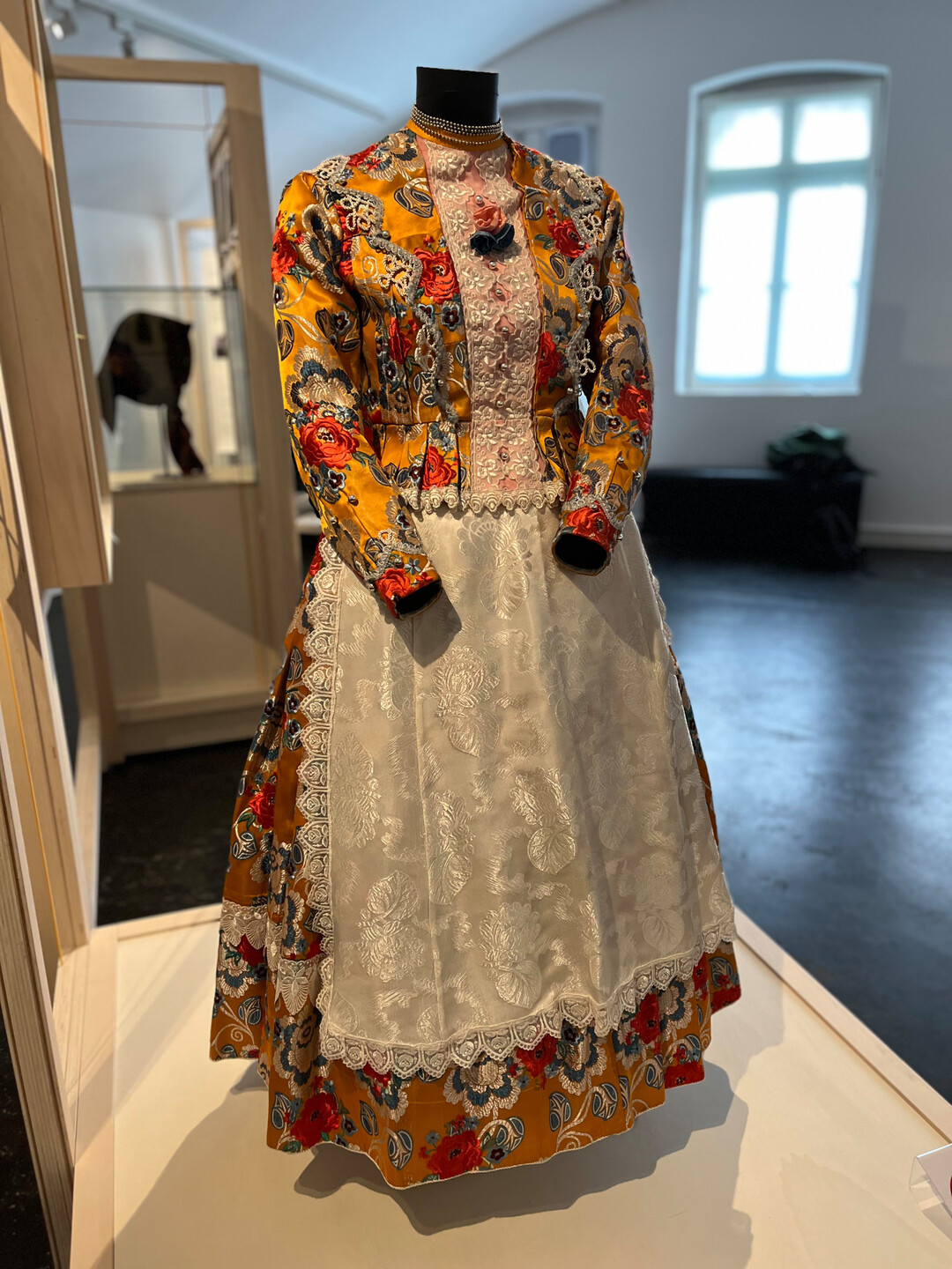 Das senfgelbe Seidenkleid von Katharina Just. 