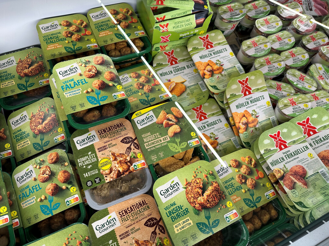 Auswahl fleischloser Alternativen im Supermarkt. Ihr Anteil in den Regalen nimmt vor allem in den Stdten zu. Leider kommt ein Groteil der Rohstoffe aus dem Ausland.