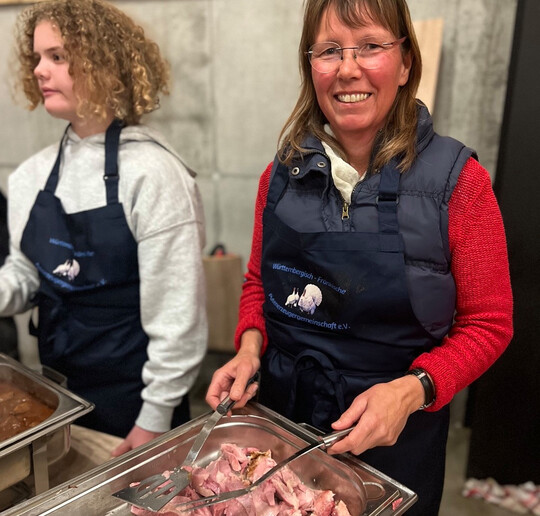 Gudrun Maurer von der PEG servierte den Gsten Kasseler von der Pute.