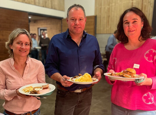 Sabine Preuß (Gebr. Böcker Putenbrüterei), Marcus Könninger (Vorsitzender der PEG) und Judith Adler (Putenhalterin) freuen sich auf die Putenspezialitäten.
