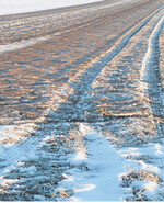 Düngerausbringung auf überschwemmte, wassergesättigte, gefrorene oder schneebedeckte Böden sollte nicht sein: So gelangen Abschwemmungen und Nährstoffeinträge in Oberflächengewässer.
