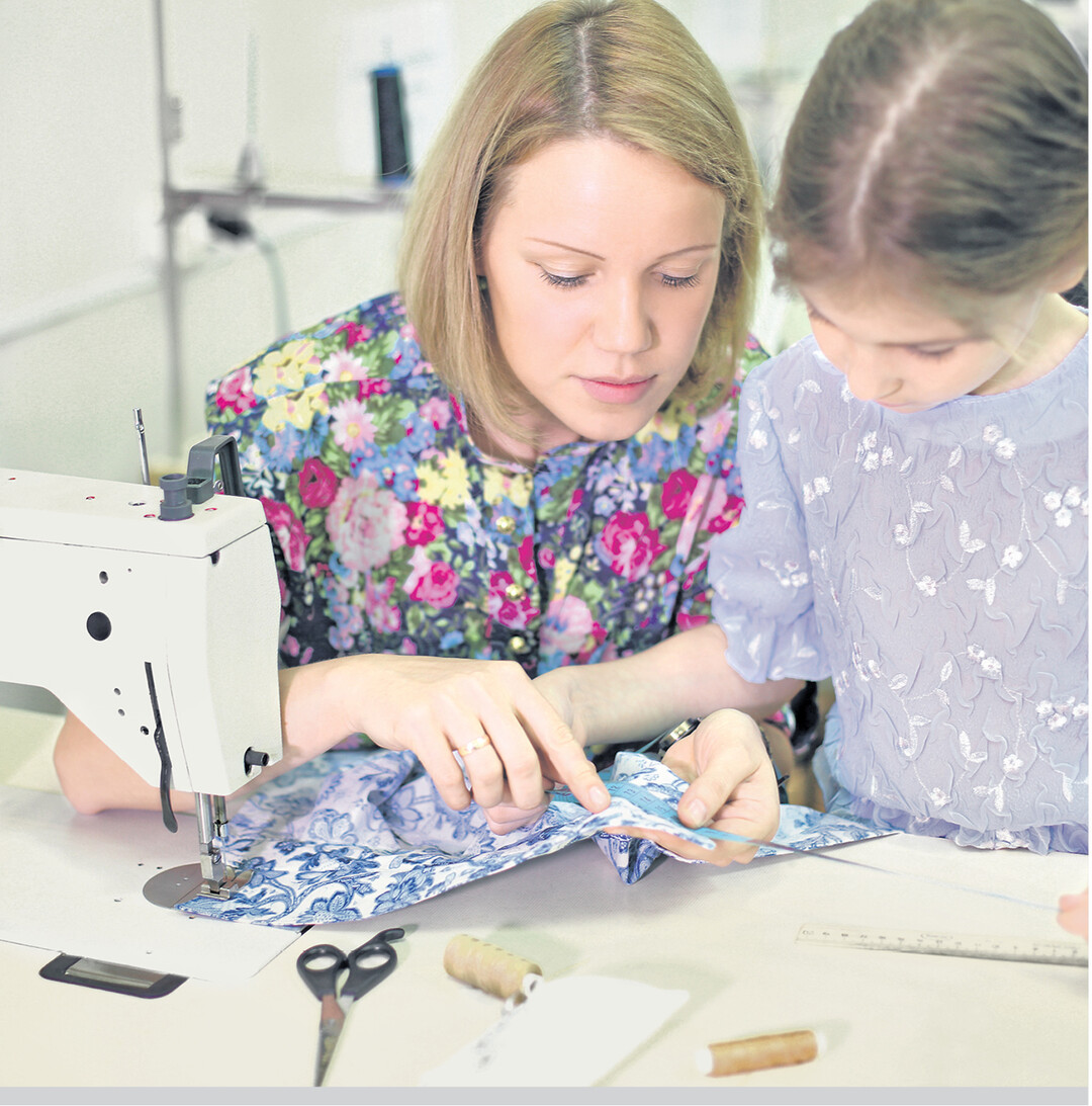 Wer mit der Nähmaschine umgehen kann ist fein raus: Schnell einen Saum hochnähen, einen Flicken auf das Loch in der Jeans steppen. Sitzkissen lassen sich farblich passend zur Jahreszeit oder zum neuen Sofa einfach selber fabrizieren. Von echter Schneiderinnenkunst ganz zu schweigen.