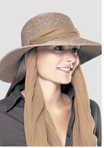 Der Strohhut schützt modisch vor starker Sonne. Das Tuch lässt sich nach Belieben variieren.