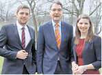 Top Kurs-Teilnehmer aus Baden-Württemberg: Philipp Duelli (l.) und Mara Walz (r.) mit dem stellvertretenden Generalsekretär des Deutschen Bauernverbandes, Udo Hemmerling.