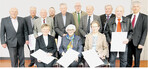 Mit Goldenen Meisterbriefen in der Land- und Hauswirtschaft ehrte Meinhard Stärkel (r.) in Boxberg 14 Mitglieder des vlf.