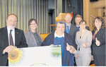 Daumen hoch für gute Landfrauenarbeit (v. l.): CDU-Abgeordneter Norbert Beck, Kreisvorsitzende Katharina Schmelzle, Ordensschwester Teresa Zukic, FDP-Abgeordneter Dr. Timm Kern, Gerhard Fassnacht vom Kreisbauernverband, Bürgermeisterin Annick Grassi und Präsidentin Juliane Vees.