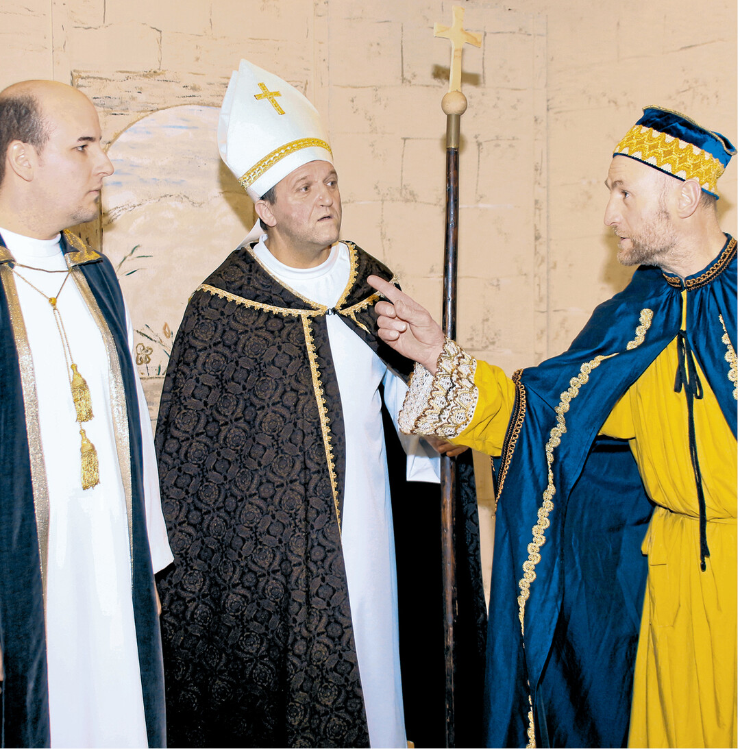 Die Laienbühne Steinhausen a. d. Rottum bringt in einem Schauspiel auf unterhaltsame Weise die fröhlichen und heiteren Erlebnisse wie auch die ernsten Begebenheiten im Leben des Franz von Assisi zum Ausdruck. Ein Bilderbogen von seiner Jugendzeit bis zu seinem Tod wird in drei Akten gespannt. „Franz von Assisi – ein Mann des Jahrtausends" wird gespielt: Sonntags 26. März, 2. und 9. April jeweils um 13.30 Uhr und samstags 1. und 8. April jeweils um 19.30 Uhr in der Turn- und Festhalle Steinhausen. Kartenvorbestellung Telefon: 07352/8818, mehr Infos unter: www.laienbuehne-steinhausen.de